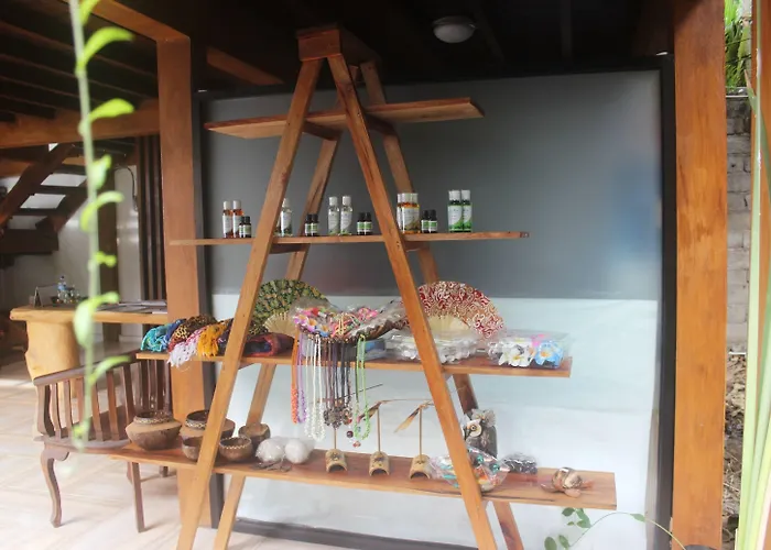 Hotel Cafe & Kebun Wayan 3*